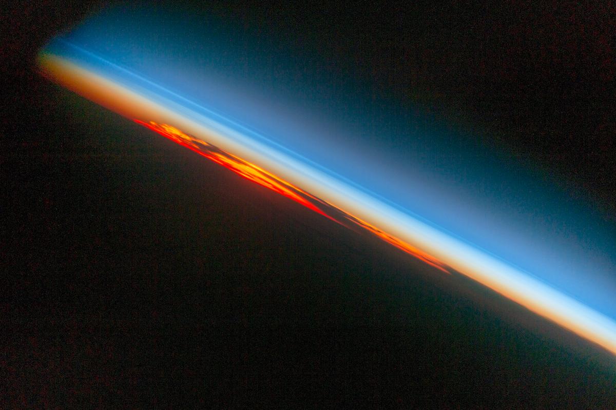 2016/12/fiery-sunset-iss_1big_nasa.jpg