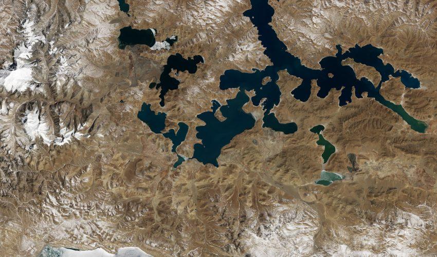 Frozen Lake Puma Yumco on the Tibetan Plateau