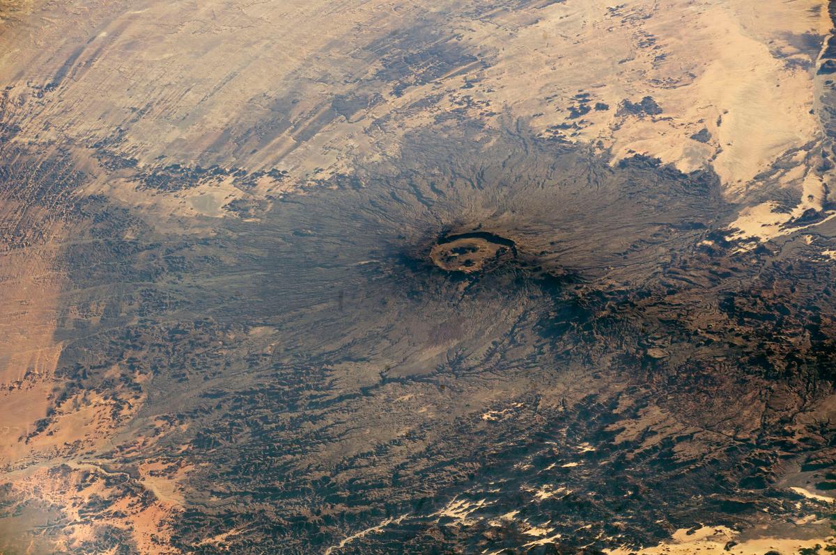 2018/02/Emi-Koussi-in-the-Sahara-Desert.jpg