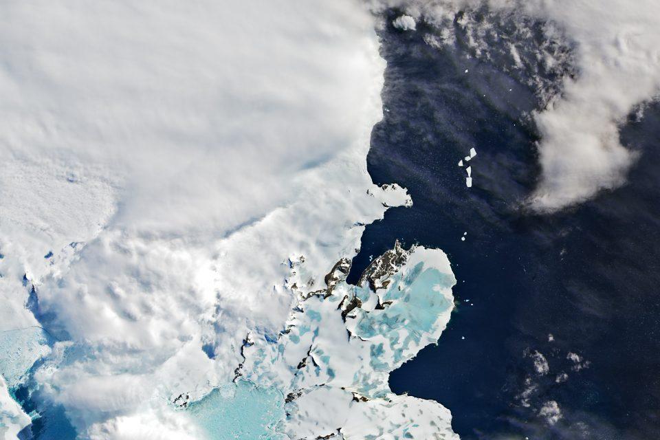 Sea ice melts early along the Antarctic Peninsula