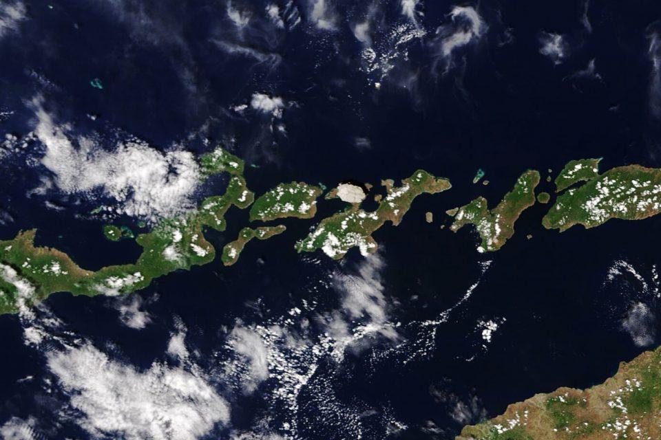 Lewotolo volcano spews ash thousands of meters high