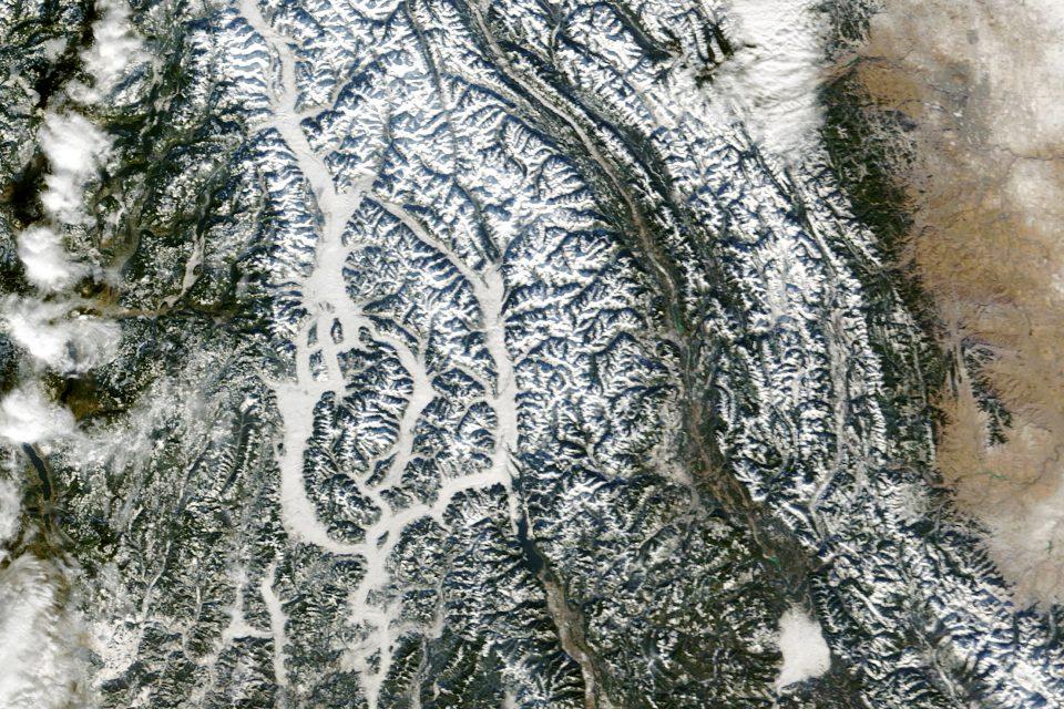 A cloud-free day in the Rocky Mountains