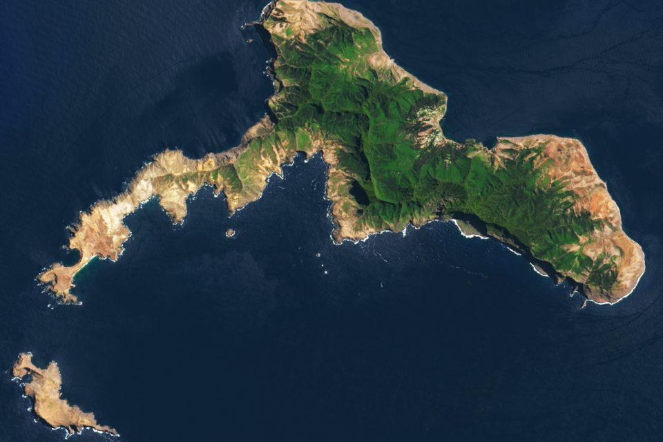 The dynamic landscape of Robinson Crusoe Island