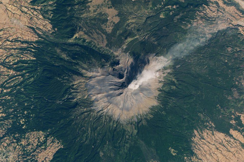 Ash plume rises from Popocatépetl