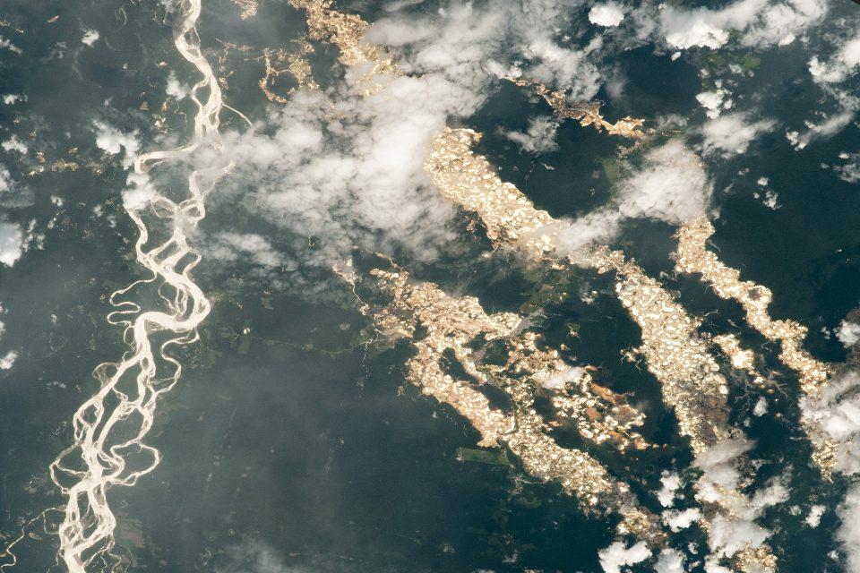 Gold prospecting pits lot in eastern Peru