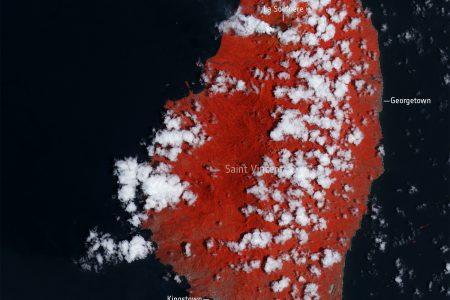 2021/04/La_Soufriere_volcano_before-and-after.jpg