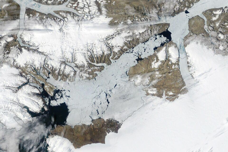 A long-lived ice arch in the Arctic Ocean