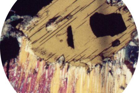 2021/09/Biotite_and_muscovite.jpg