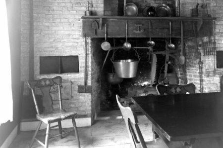 2021/11/37-Dyckman-Farmhouse-fireplace-768w.jpg