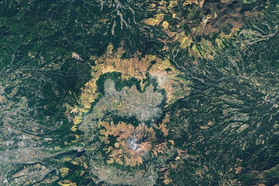 Fall colors persist in Kyushu, Japan