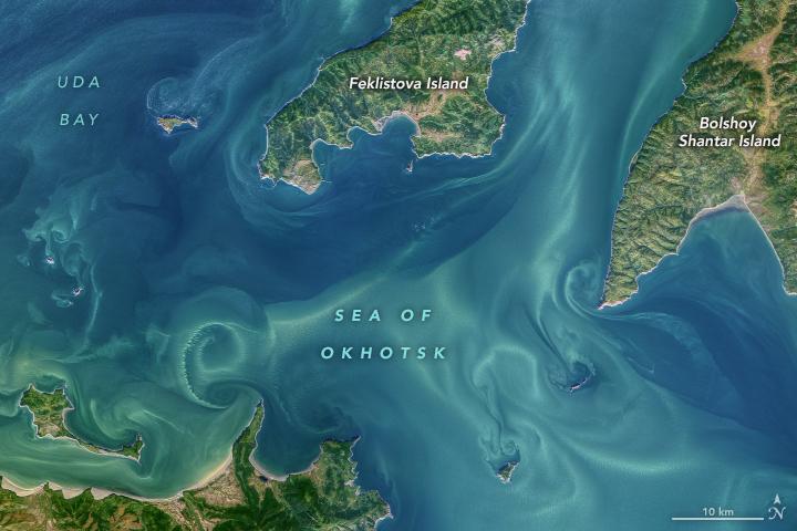 Colorful currents in the Sea of Okhotsk