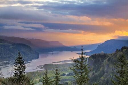 Sunrise,Over,Vista,House,On,Crown,Point,At,Columbia,River