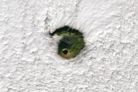 2022/01/vesuvius_oli_2022002_lrg2.jpg