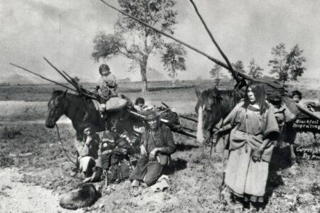 2022/01/33..Black-foot-Indian-family-768w.jpg