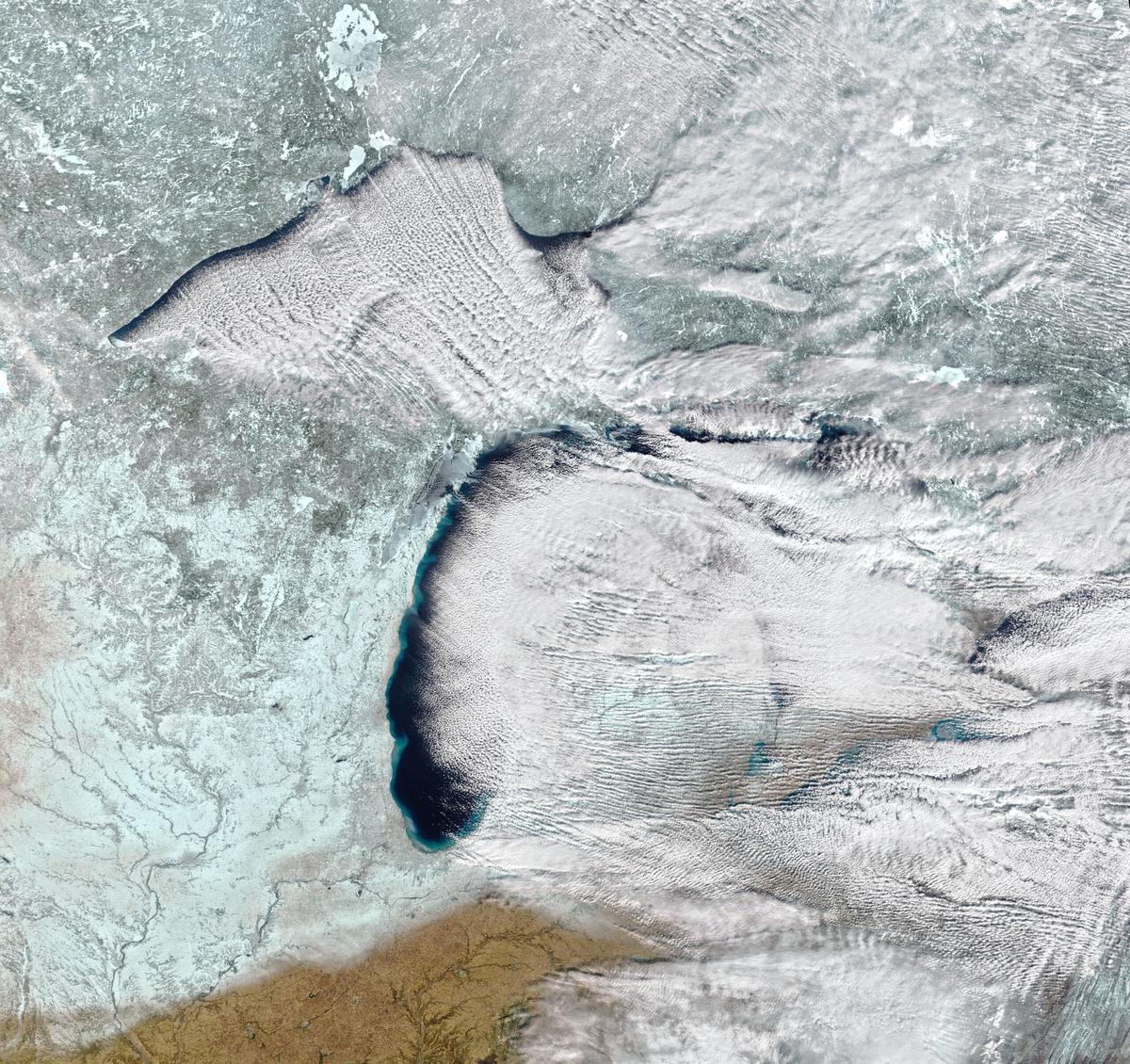 Cloud streets over the Great Lakes