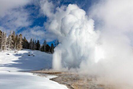 2022/01/Yellowstone-geyser-in-the-snow-768w.jpg