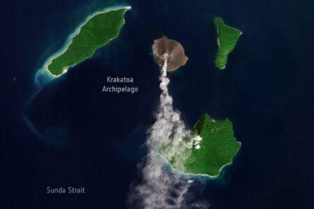 2022/02/New_eruption_at_Krakatoa_Volcano.jpg