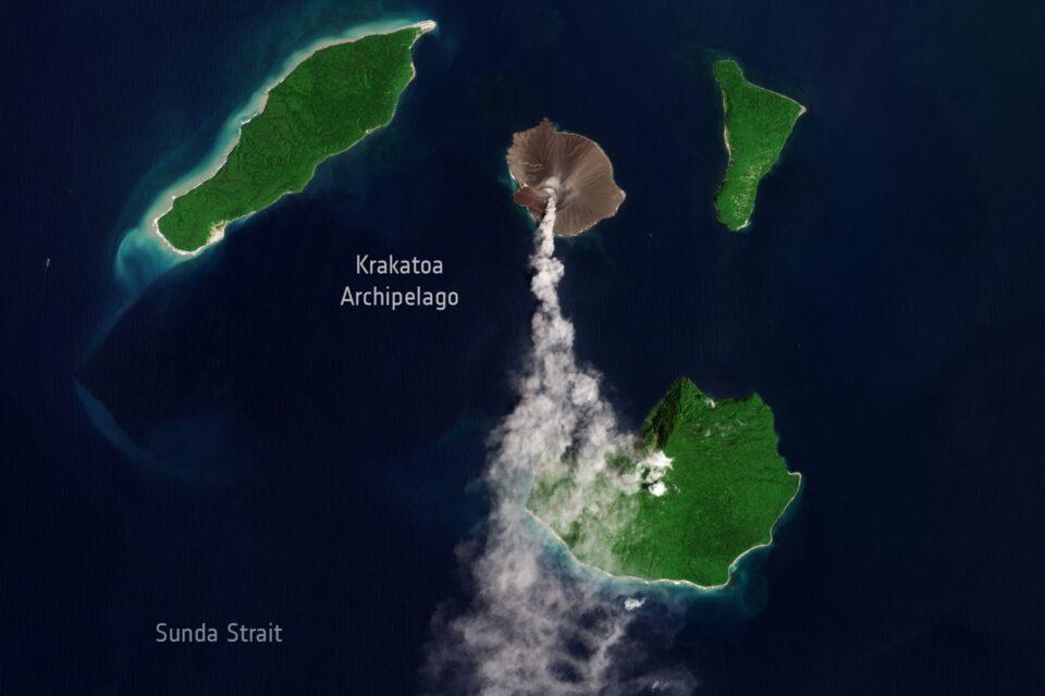 Anak Krakatau launches thick ash 1,500 meters into the sky
