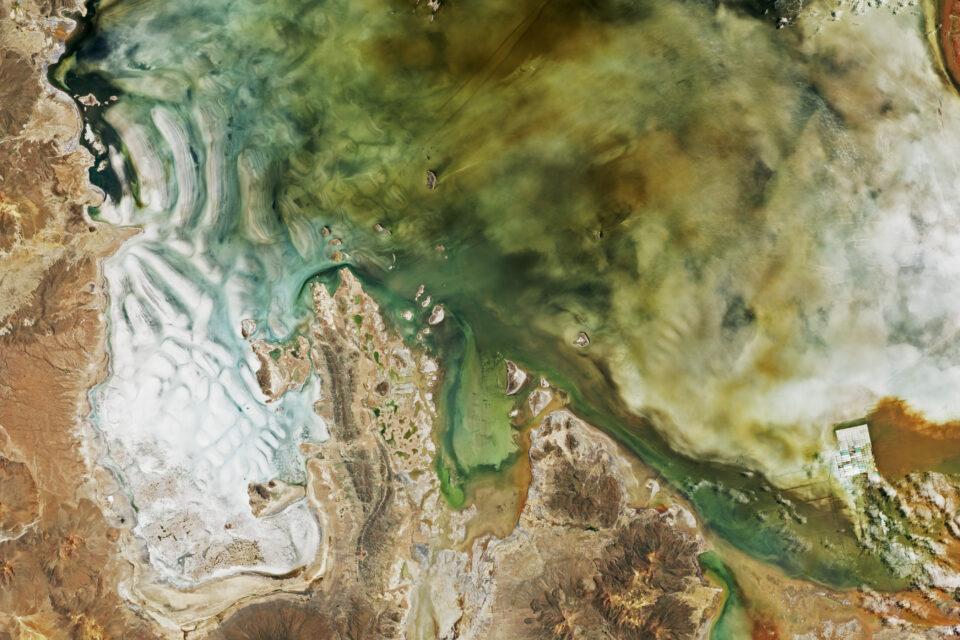 The stunning landscape of Salar de Uyuni