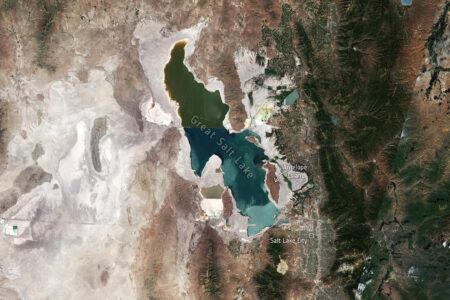 2022/08/Great_Salt_Lake_in_July_2022_pillars.jpg