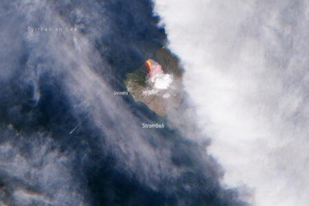 2022/10/Italy_s_Stromboli_erupts-1.jpg