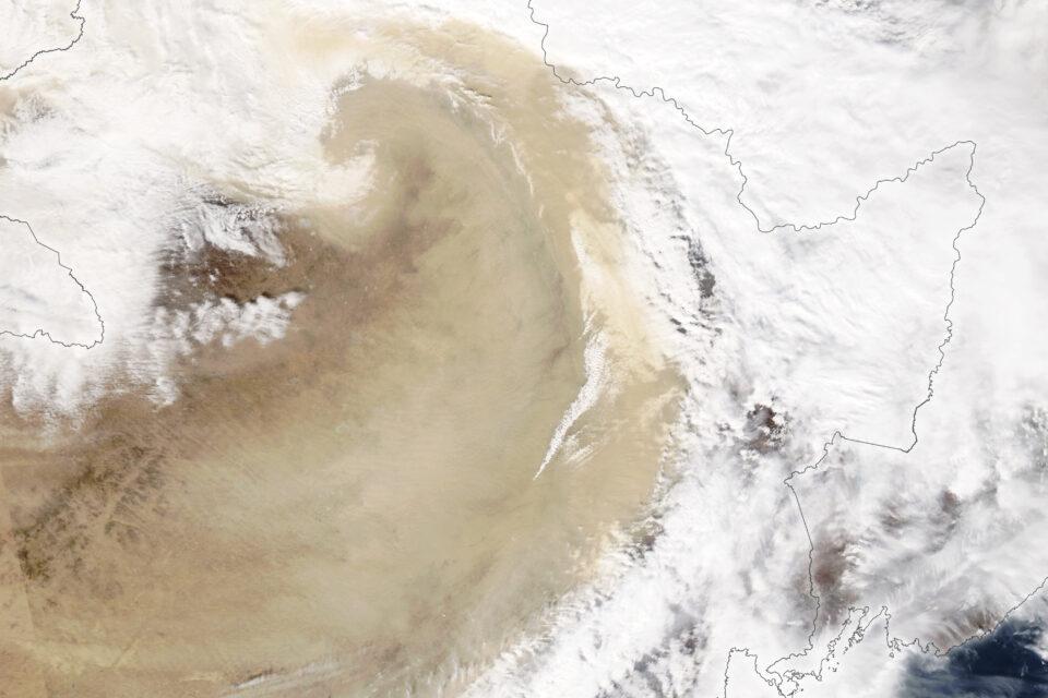 Massive dust storm moves over eastern China 