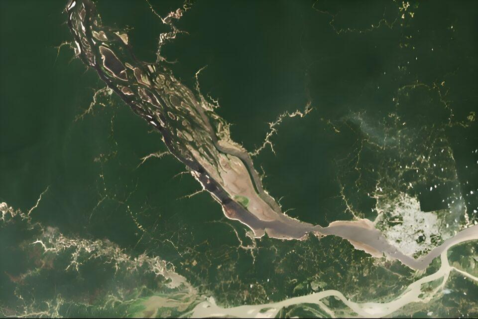 Rio Negro is shrinking as drought strikes the Brazilian Amazon