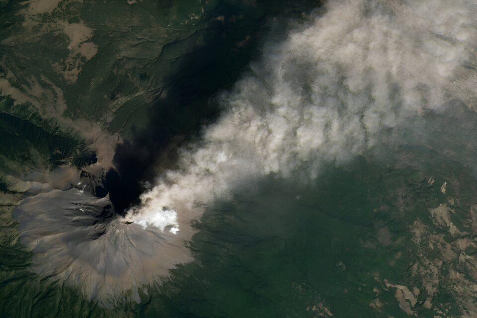 Popocatépetl releases a blast of volcanic ash