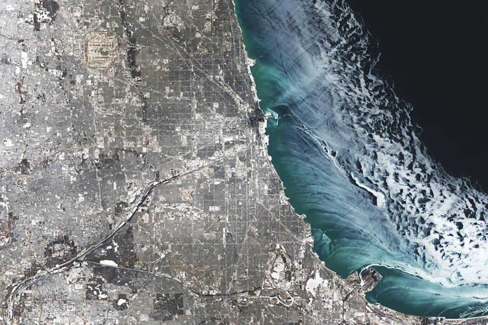 Chicago cold spell brings ice to Lake Michigan 