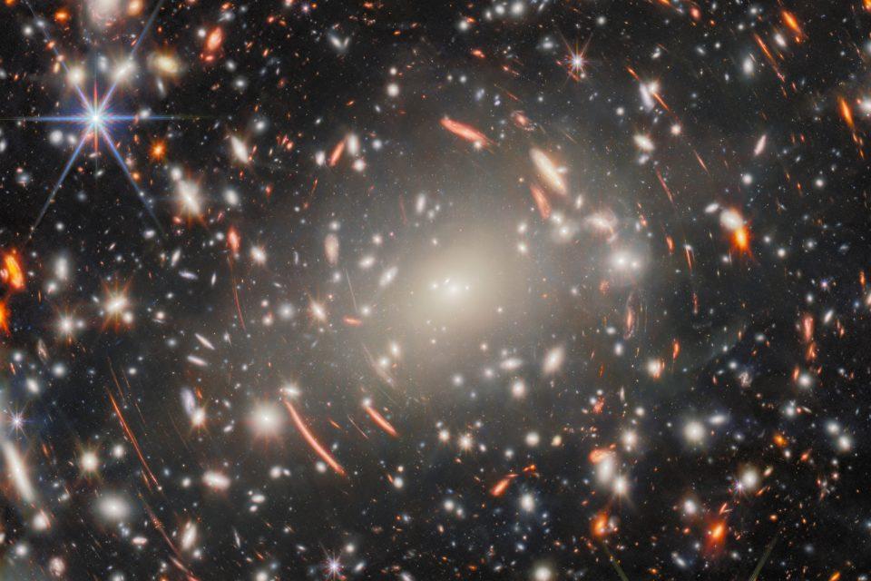 Hundreds of galaxies illuminate the early universe 