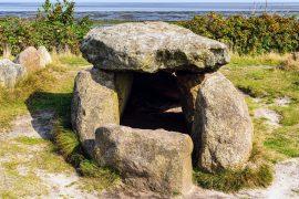 2025/09/stone-tools-graves.jpg